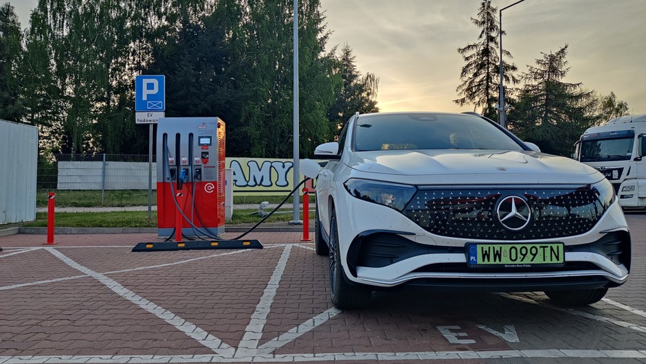 Ładowanie Mercedsa EQA 300 na ładowarce 100 kW