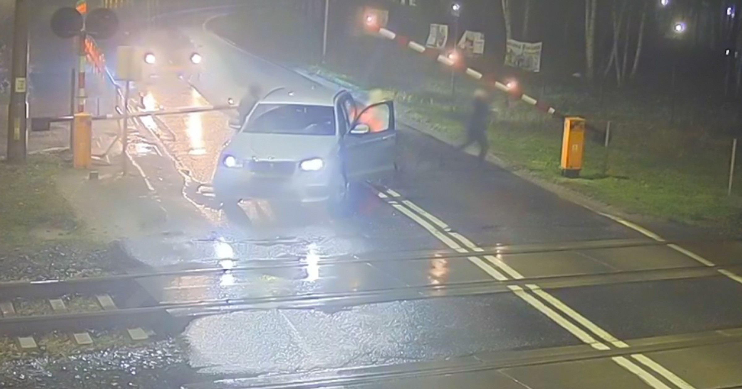 Kierowca BMW wjechał na przejazd mimo znaku ostrzegawczego