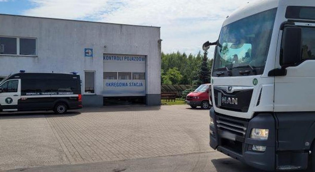 Inspektorzy ITD wyłapali nietypowy problem. Koło od naczepy nie trzymało pionu