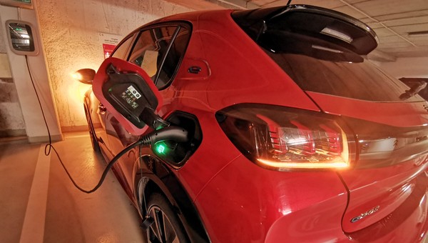 Nowe auto elektryczne w leasingu za 173 zł miesięcznie. To już się dzieje we Francji