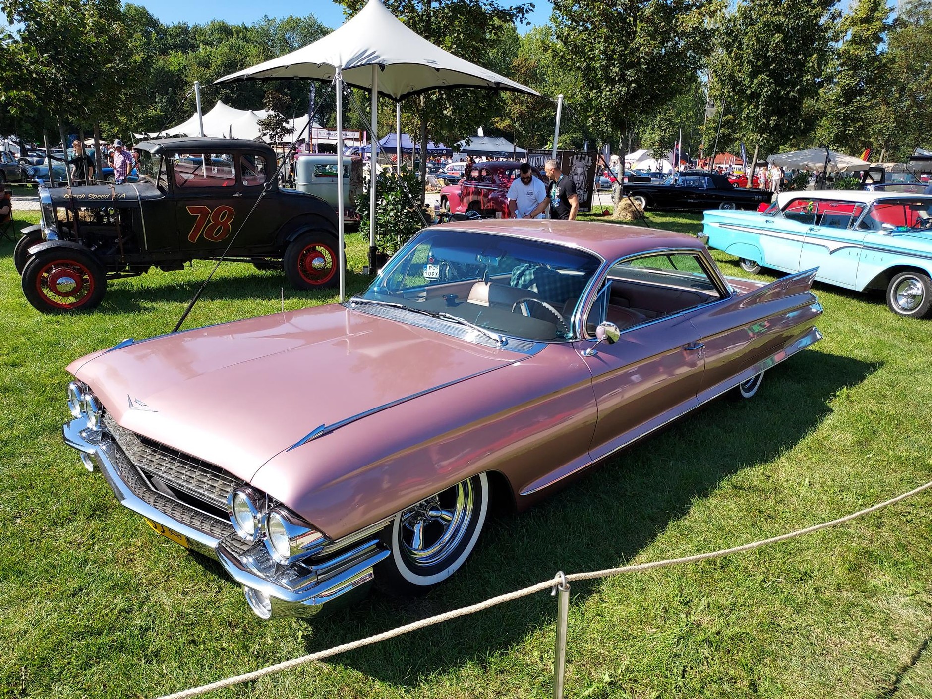 Klasyczne pojazdy na zamku Topacz 2024. Cadillac z lat 50.