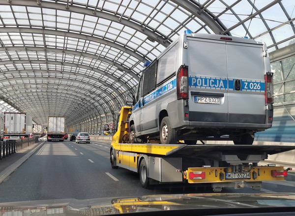 Radiowozy policji bez autocasco. Policjant zepsuje, policjant płaci, no chyba że... jest ubezpieczony