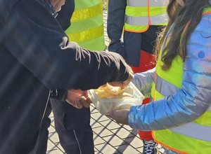 Policjanci z "drogówki przeprowadzili nietypową akcję. Rozdawali owoce