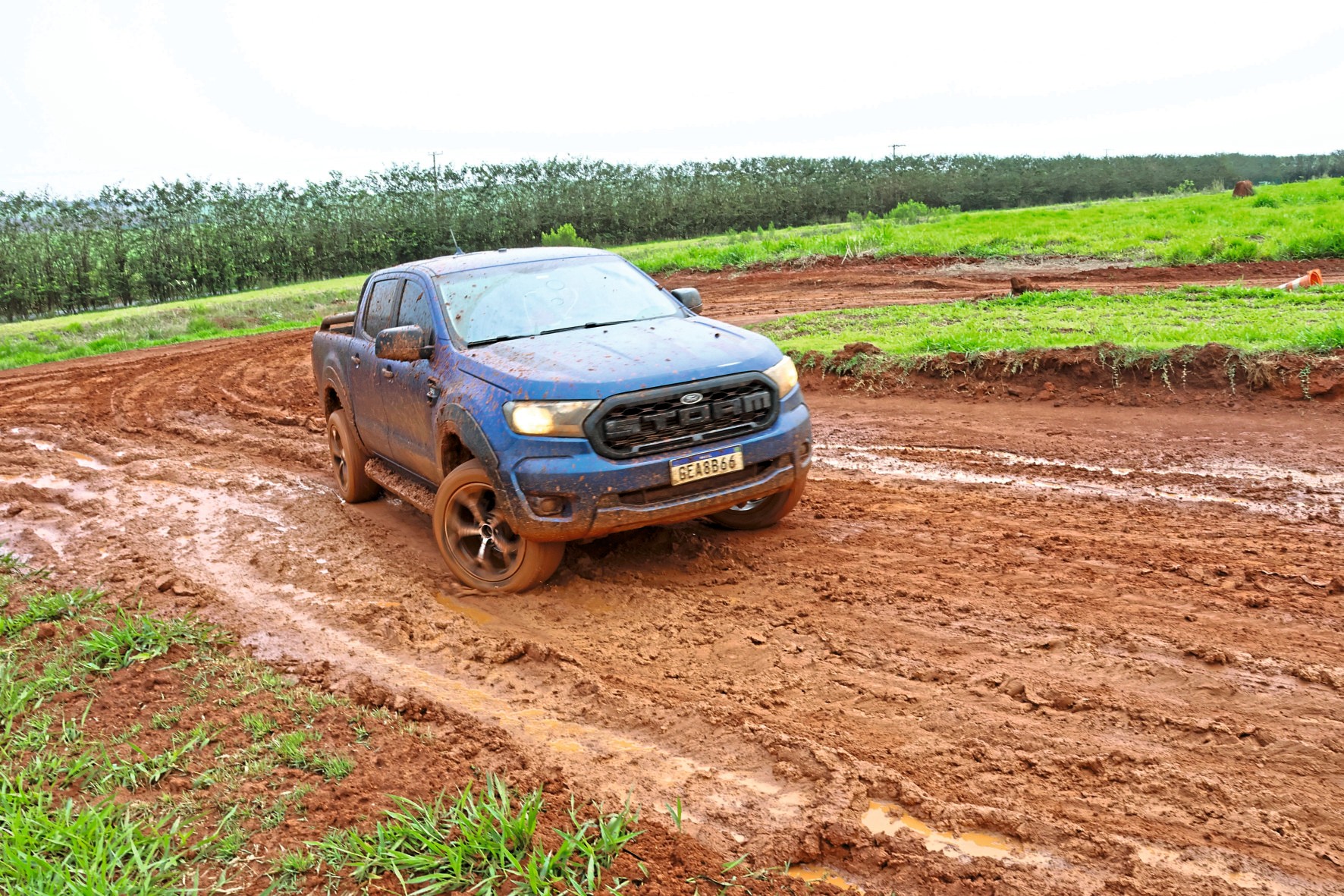 W takich warunkach fabryczne opony szosowe nie mają szans.
