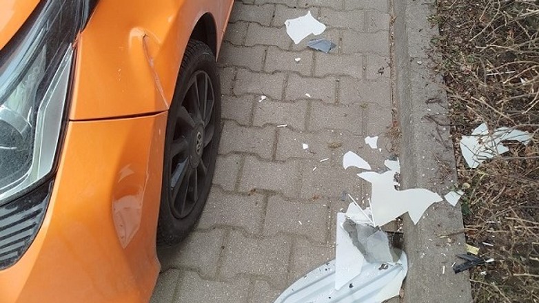 Wyrzucił telewizor na zaparkowany samochód