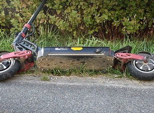 Jechał hulajnogą elektryczną. Policja ostrzega przed takim zachowaniem