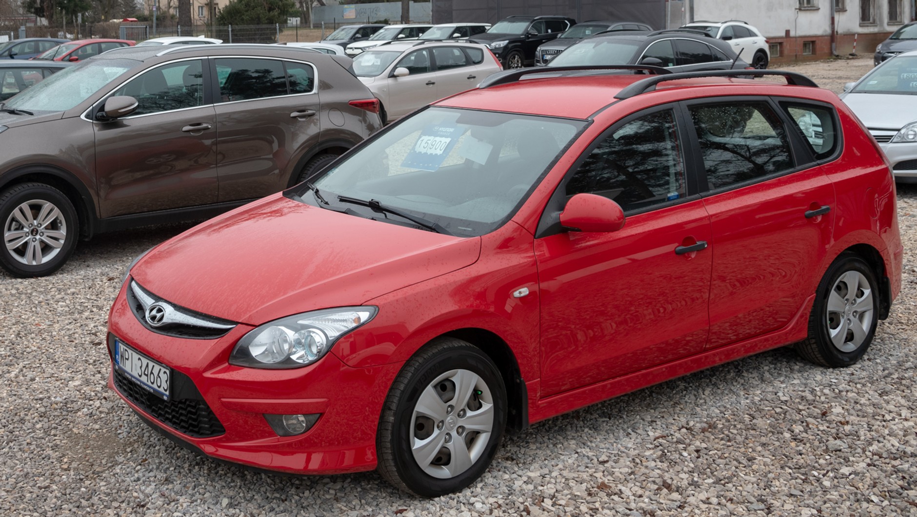 Hyundai i30 CW 1.6 CRDi (90 KM), 2010 r., przebieg 195 085 km. Samochód jest już dość stary i ma spory przebieg, ale pochodzi od I właściciela i był serwisowany w ASO. Średnio bogate wyposażenie: klimatyzacja manualna, radio z MP3 i Bluetooth. CENA 15 900 zł