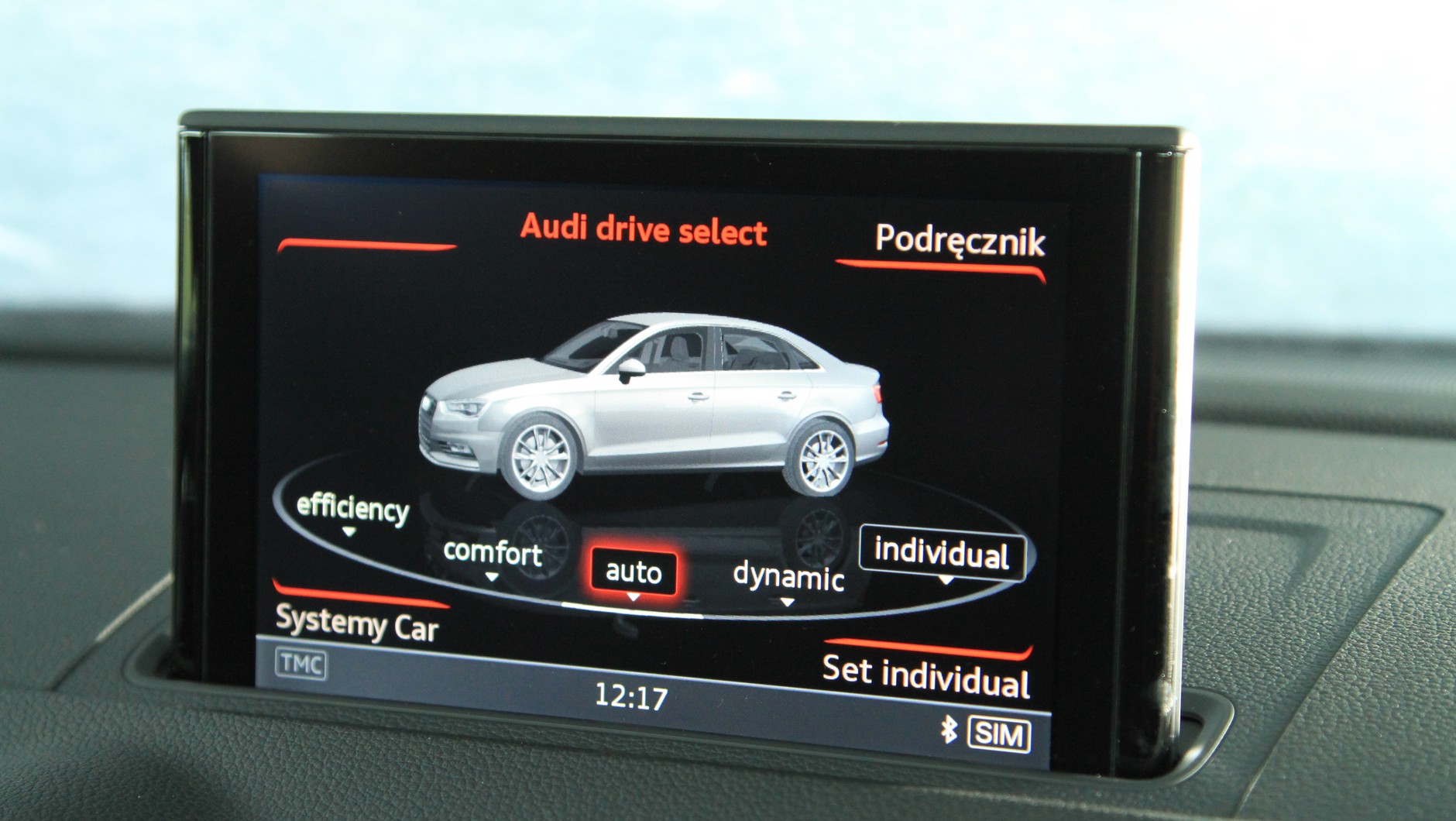 Audi drive select oferuje 4 programy jazdy oi trzy ustawienia zawieszenia
