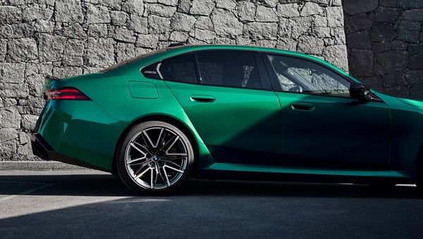 Szef BMW M ma dość żartów z nadwagi M5. 2,5 t ma być nieodczuwalne