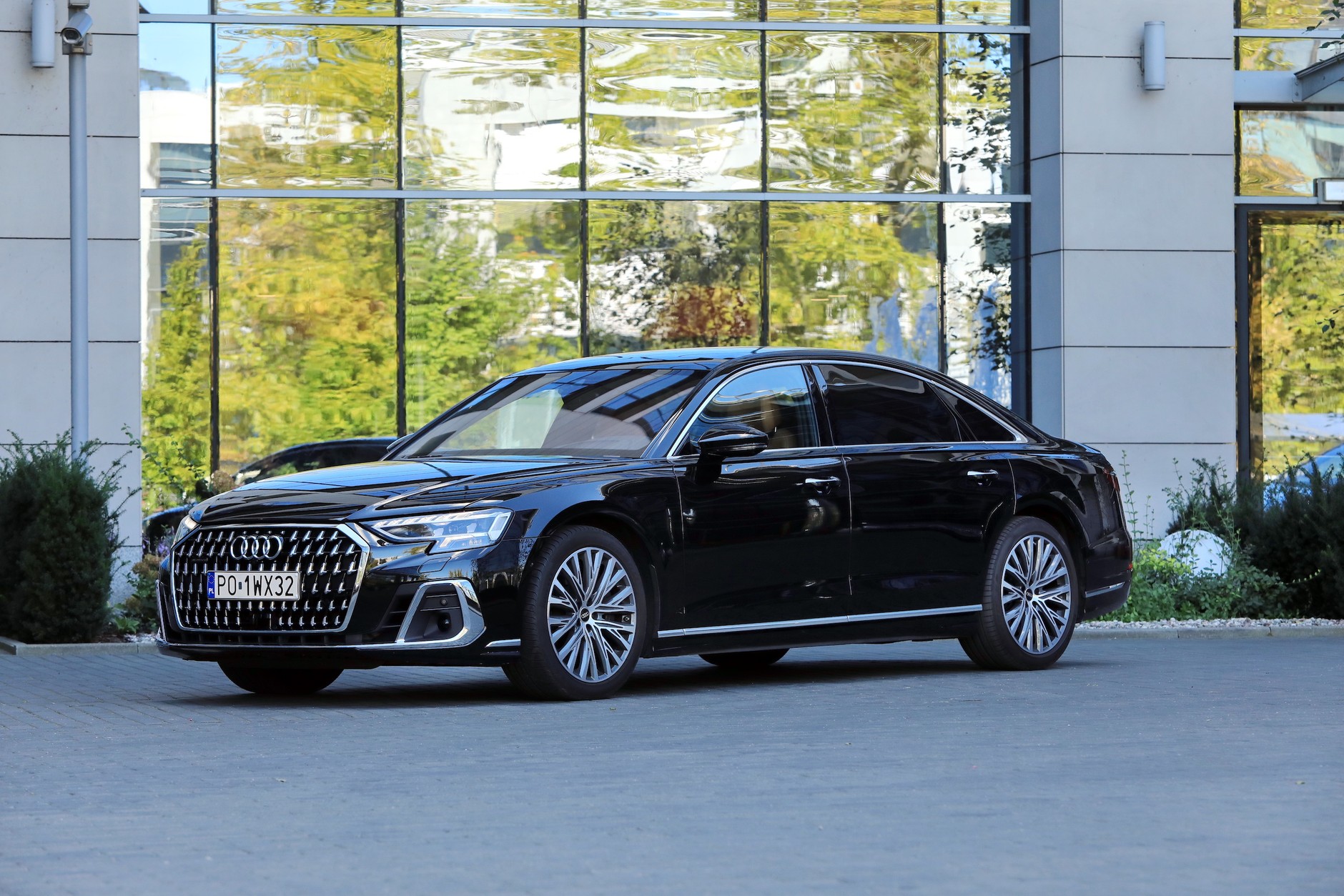 Audi A8 L 60 TFSI (2022 r.; D5)