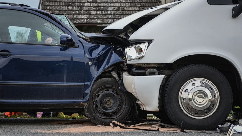 Pozorowali kolizje i wyłudzali odszkodowania