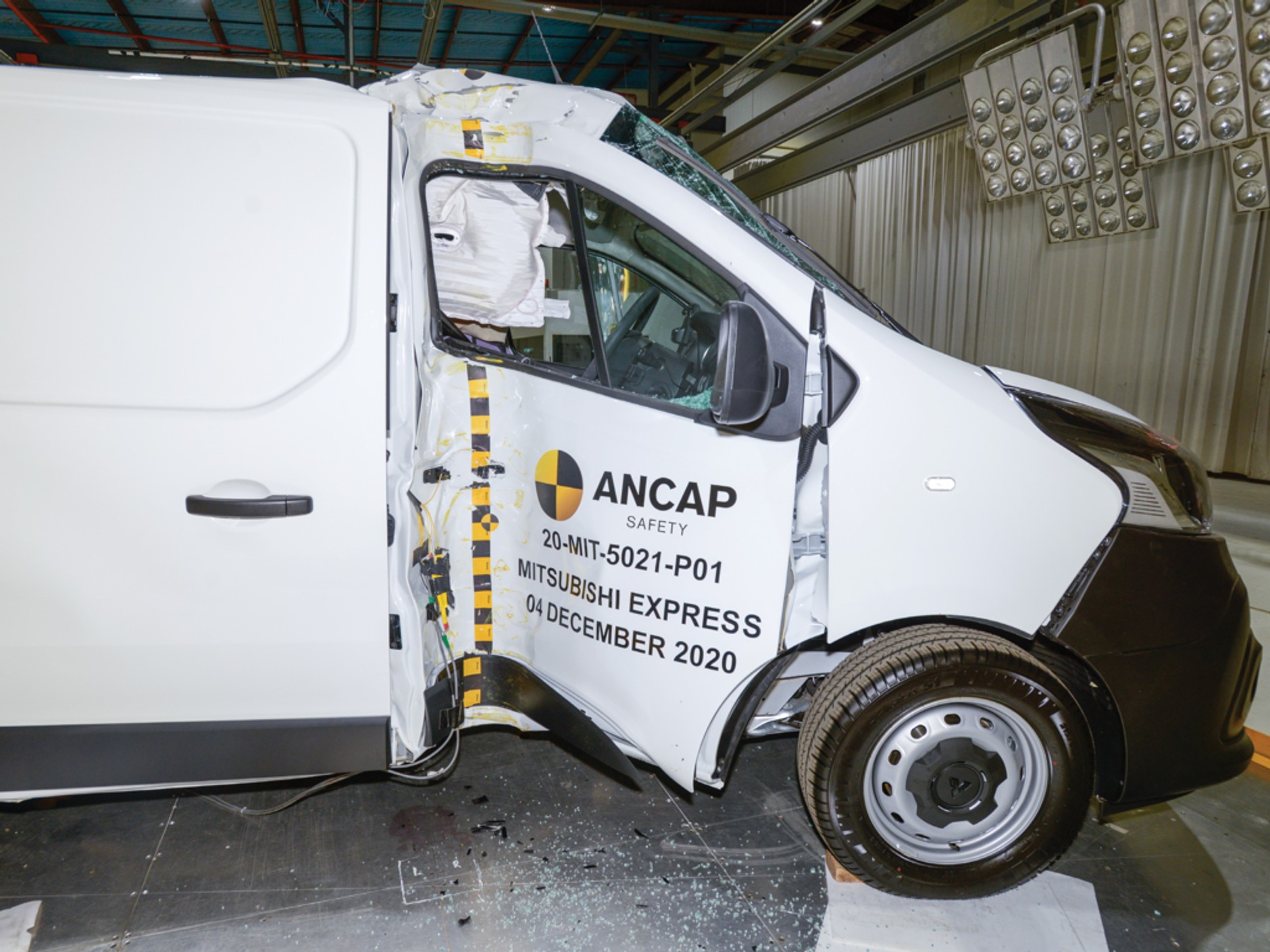 Mitsubishi Express w teście zderzeniowym ANCAP