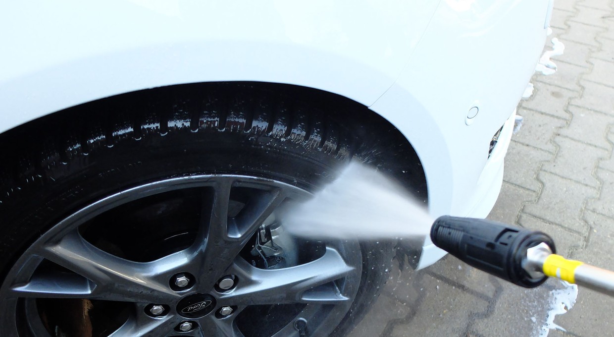 Nie myj tak auta. Mechanik wyjaśnia, dlaczego to niebezpieczne