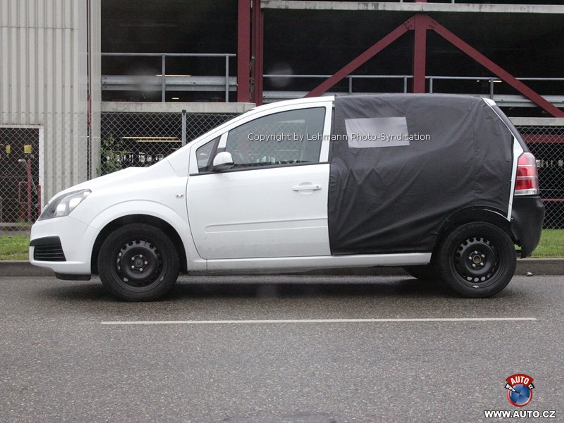 Zdjęcia szpiegowskie: Nowy Opel Meriva – taka mała Zafira