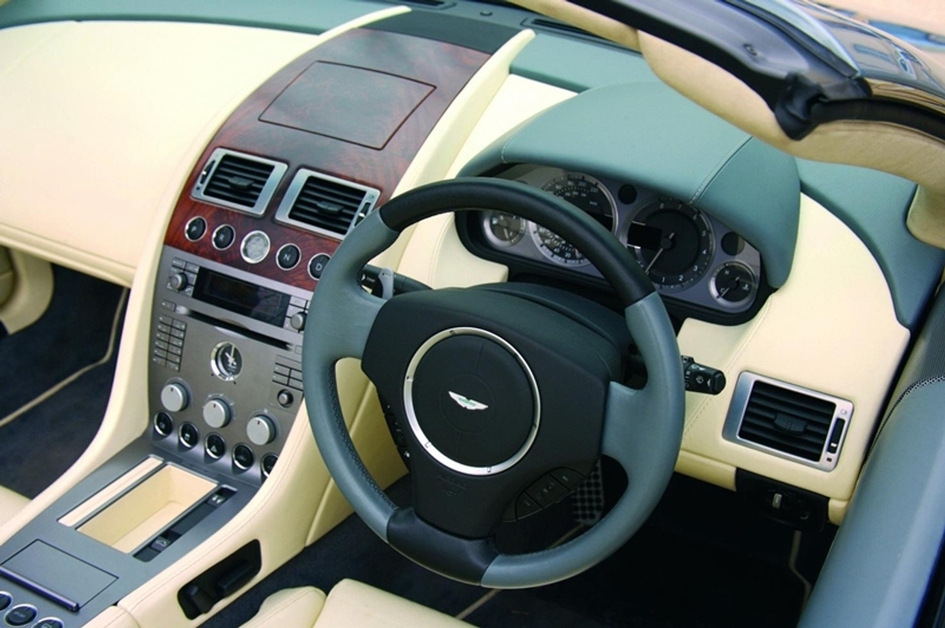 Aston Martin pojawił się w Polsce, na drogach będzie teraz piękniej