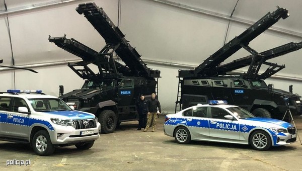 Policja kupiła helikoptery, drony i wozy opancerzone