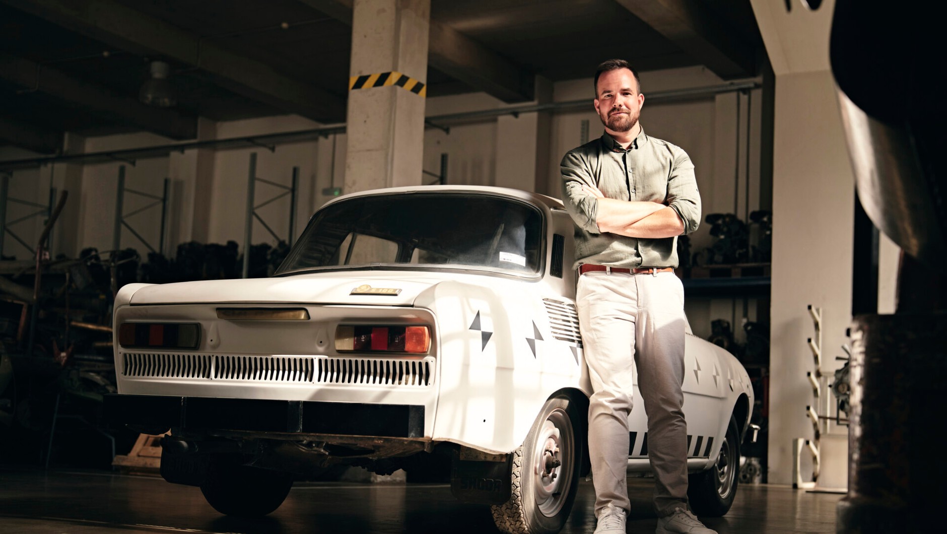 Martin Paclt obok Skody 100