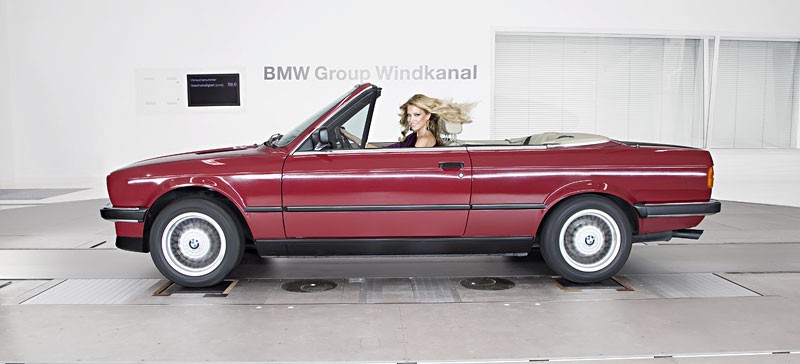 Blond bogini w tunelu aerodynamicznym BMW
