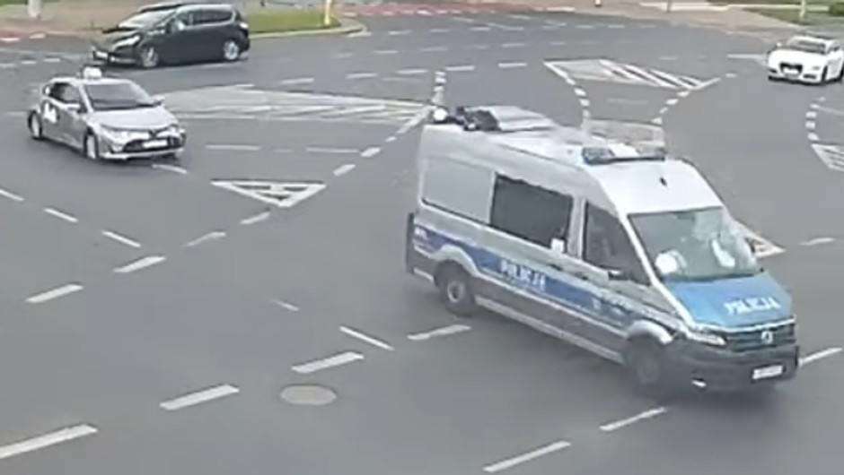 Kierowca taksówki zatrzymał radiowóz. Policjanci zareagowali natychmiast [WIDEO]