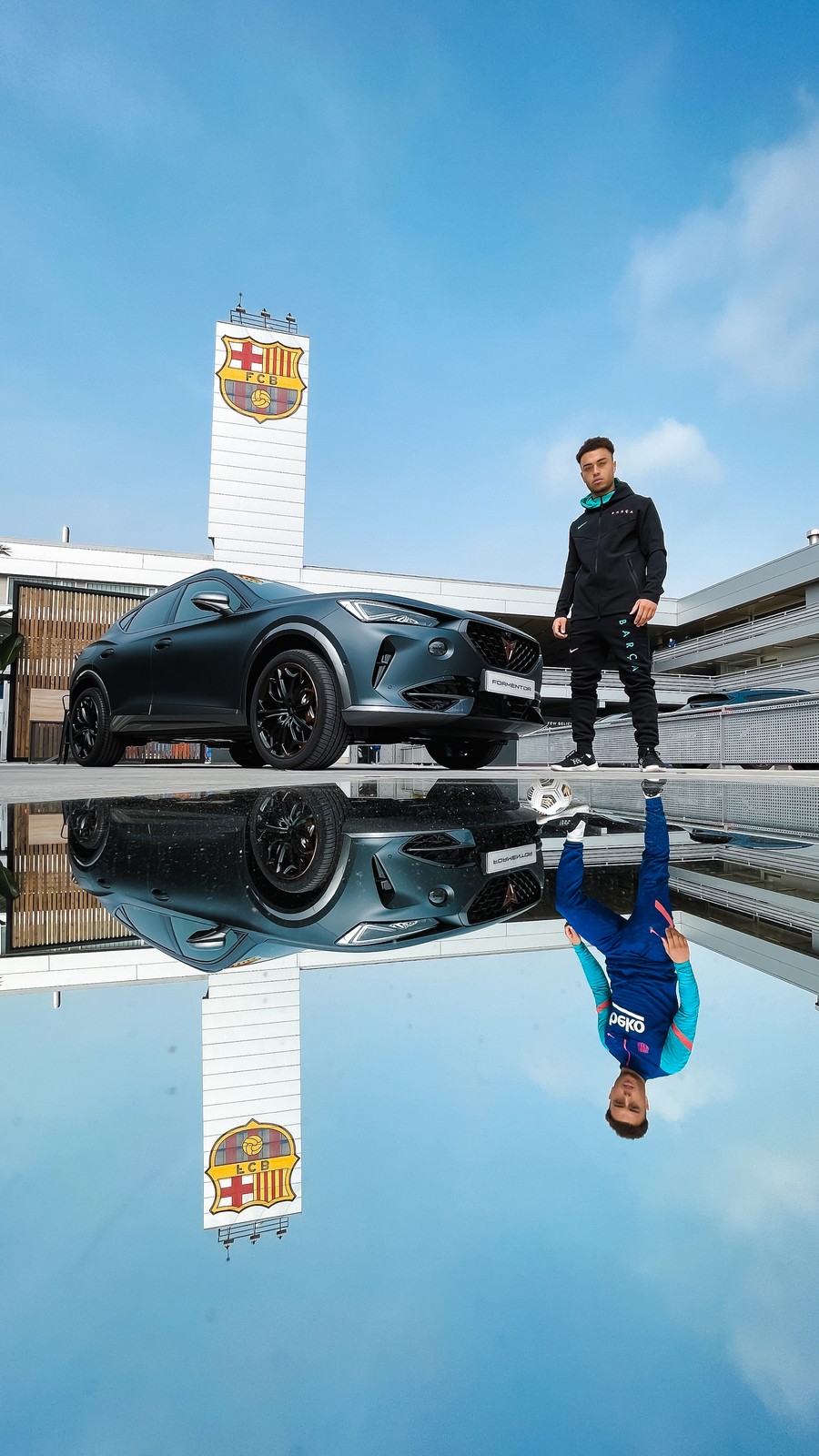 Piłkarze FC Barcelony odebrali nowe samochody