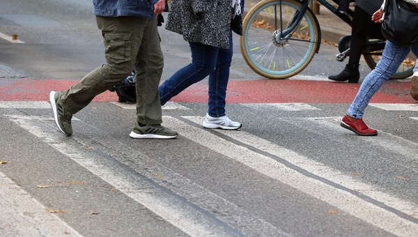 Co zmienia wyspa na przejściu dla pieszych w kwestii pierwszeństwa? Decyduje o  mandacie