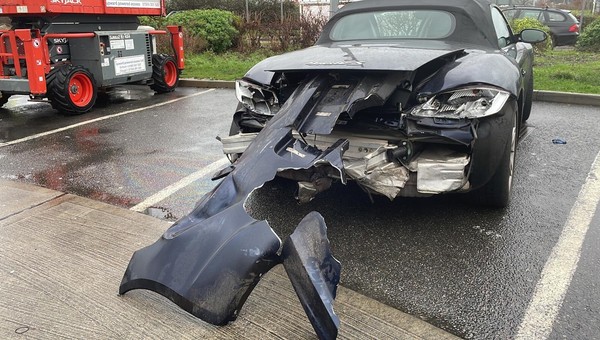 Rozbił Porsche Boxster i uznał, że po wypadku może jechać dalej