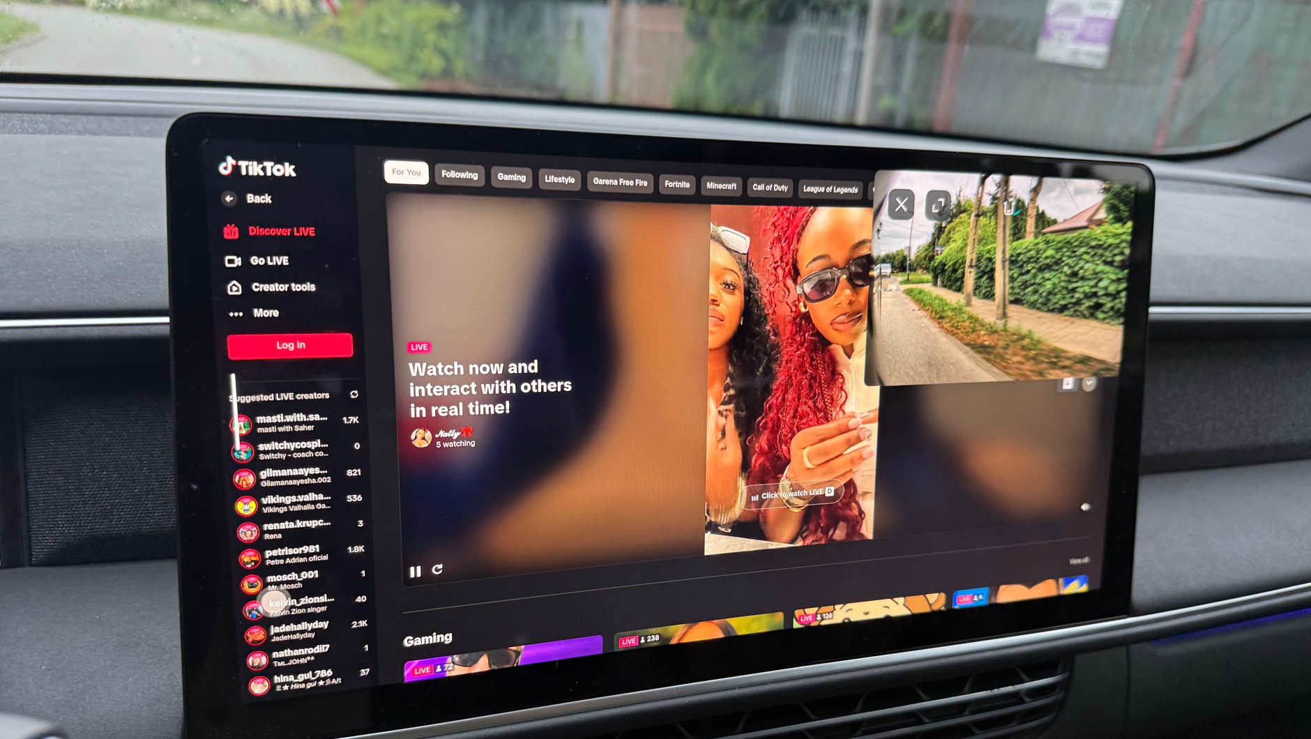 TikTok w Xpengu G6 uruchamia się podczas jazdy. Co za głupota