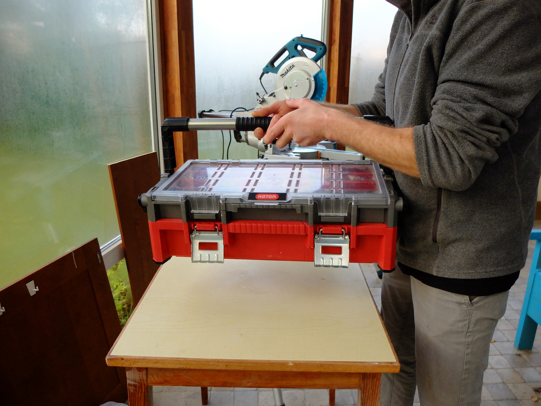 System blokad sprawia, że po uniesieniu za rączkę niezatrzaśnięta skrzynia nie otworzy się. Otwarcie kufra możliwe jest dopiero po opuszczeniu rączki – zapobiega to rozsypaniu się posegregowanych drobiazgów na podłogę