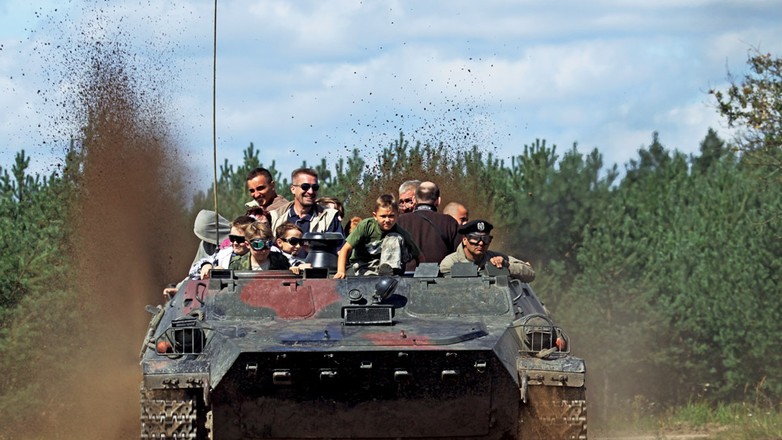 Gąsienice i podkowy: spotkanie miłośników militariów w Bornem Sulinowie