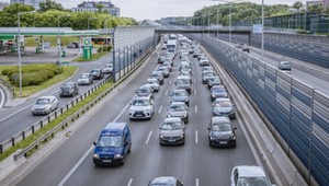 Wielkanoc na drogach. 21 nowych urządzeń rejestrujących wykroczenia i wyższe opłaty za autostrady