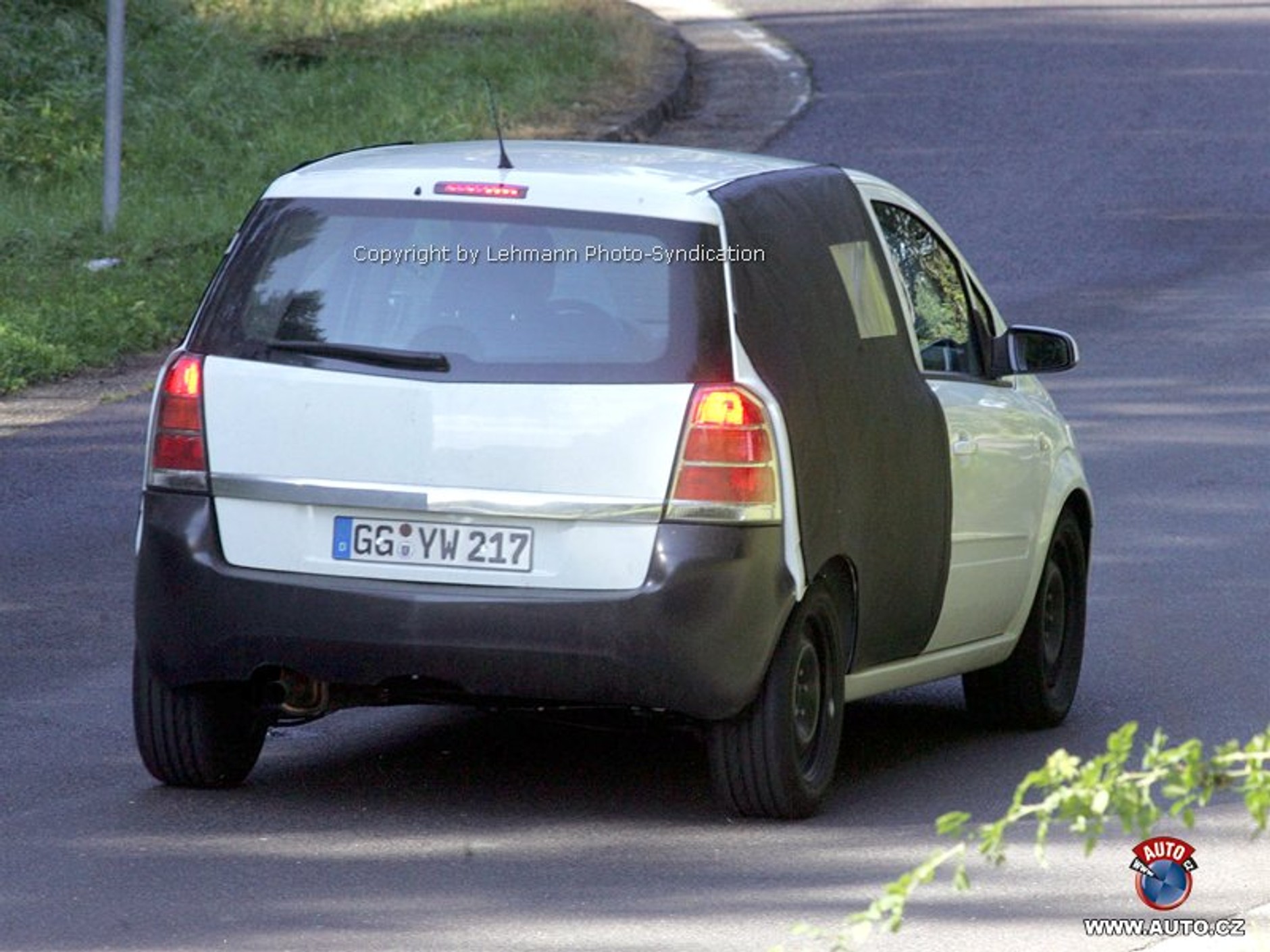 Zdjęcia szpiegowskie: Nowy Opel Meriva – taka mała Zafira