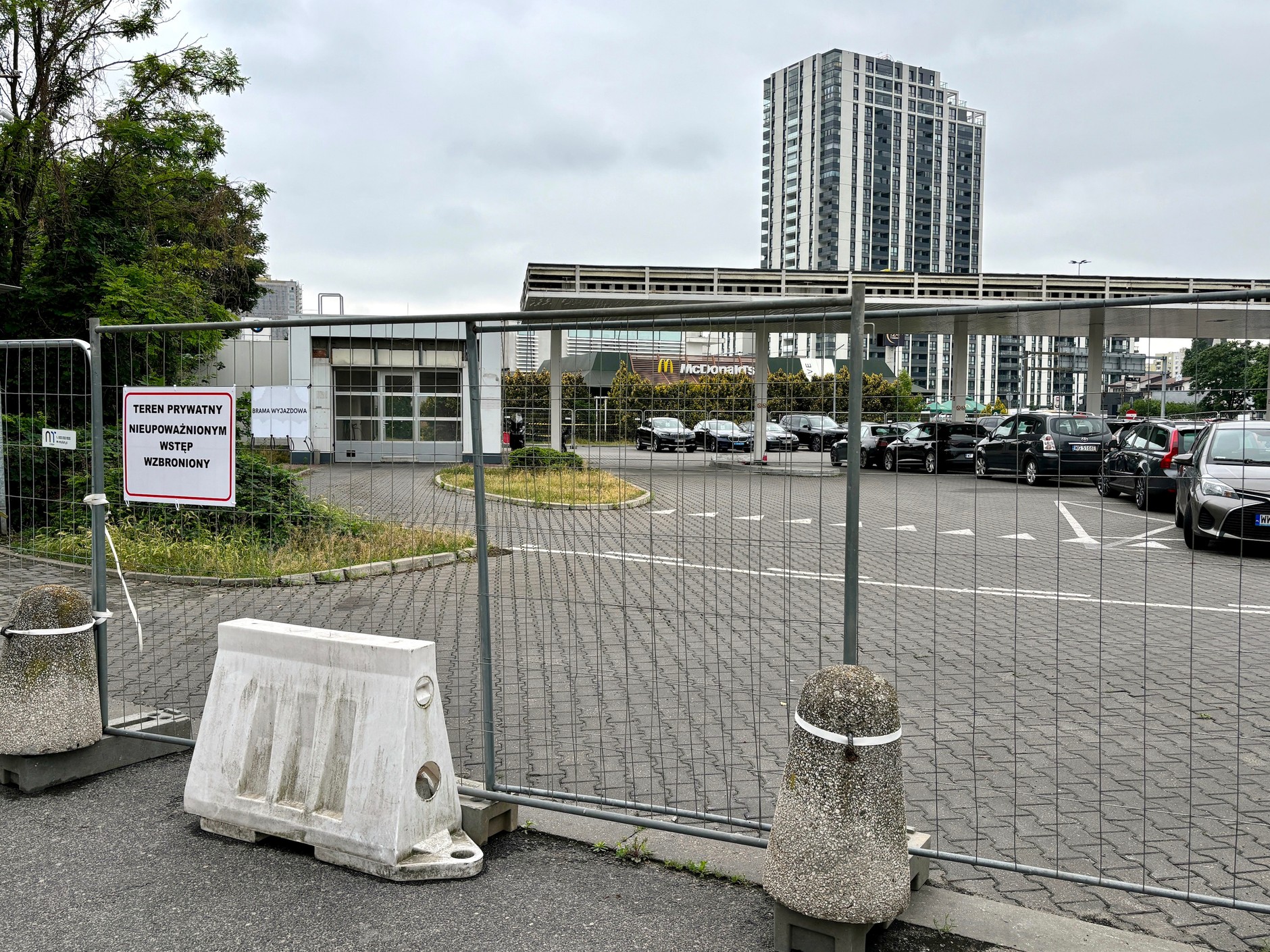 Likwidowana stacja paliw Shell przy ul. Ostrobramskiej w Warszawie