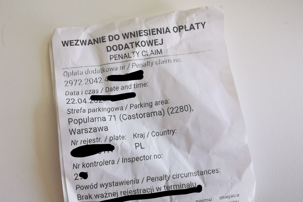 Pan Piotr zaparkował na darmowym parkingu. Teraz ma problem