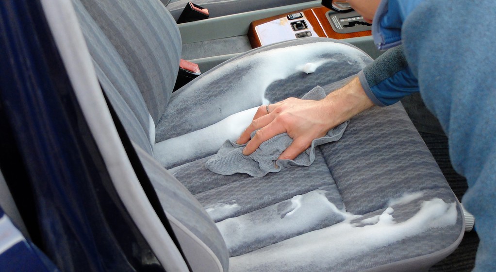 Czyszczenie tapicerki raz w roku to wcale nie przesada. Jasne materiały trzeba czyścić częściej