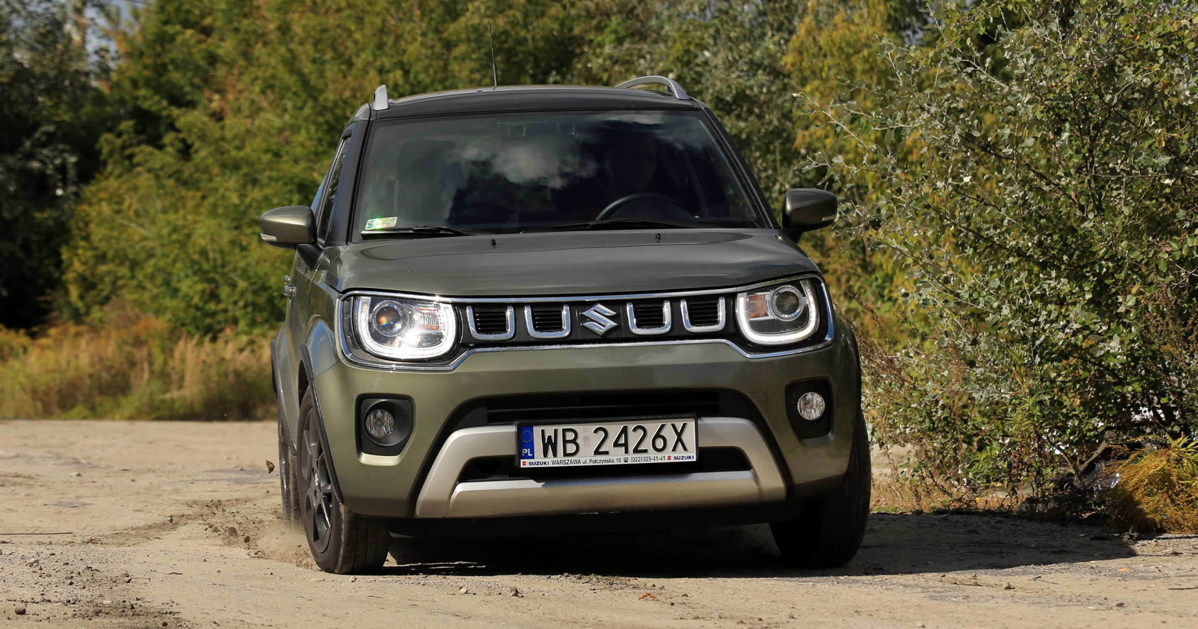 Napęd 4x4 nie czyni z Ignisa terenówki, ale na kiepskich drogach samochód radzi sobie doskonale. Pomaga niska masa, dobra geometria nadwozia i sprawny układ 4x4.