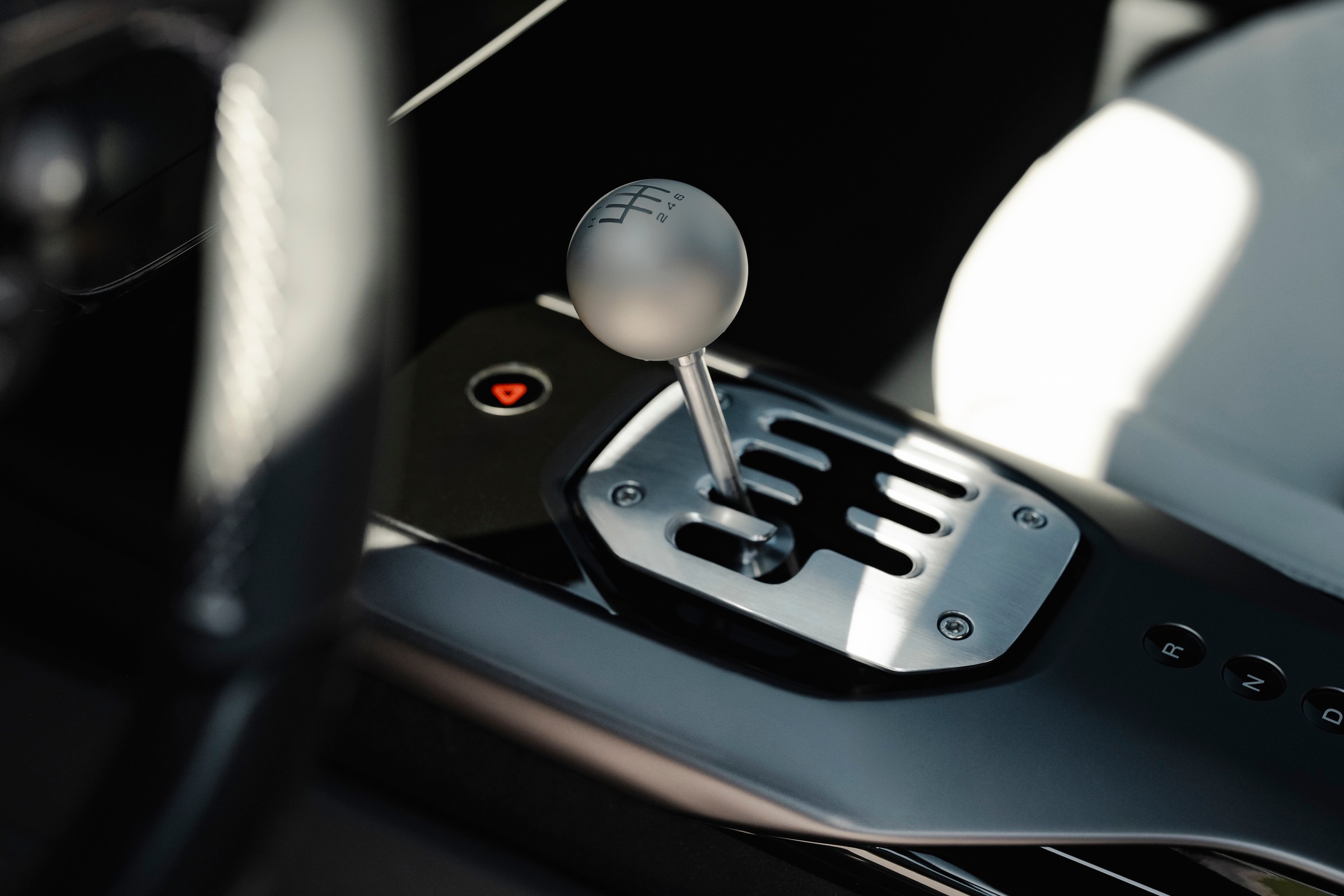 Ferrari 12Cilindri Manuale ma klasyczną dźwignię, pedał sprzęgła i… automat. Jak to możliwe?