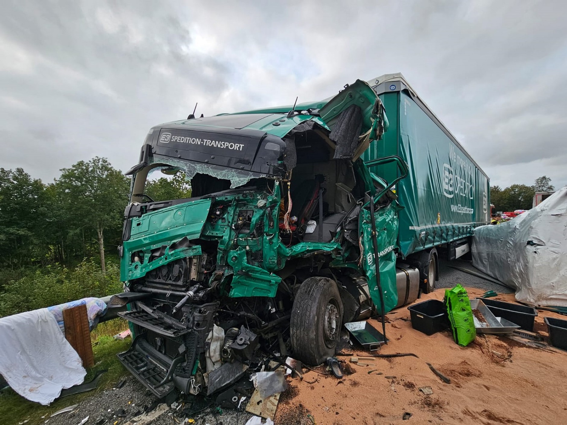 Przez 1,5 godziny strażacy próbowali wydobyć ciężko rannego kierowcę