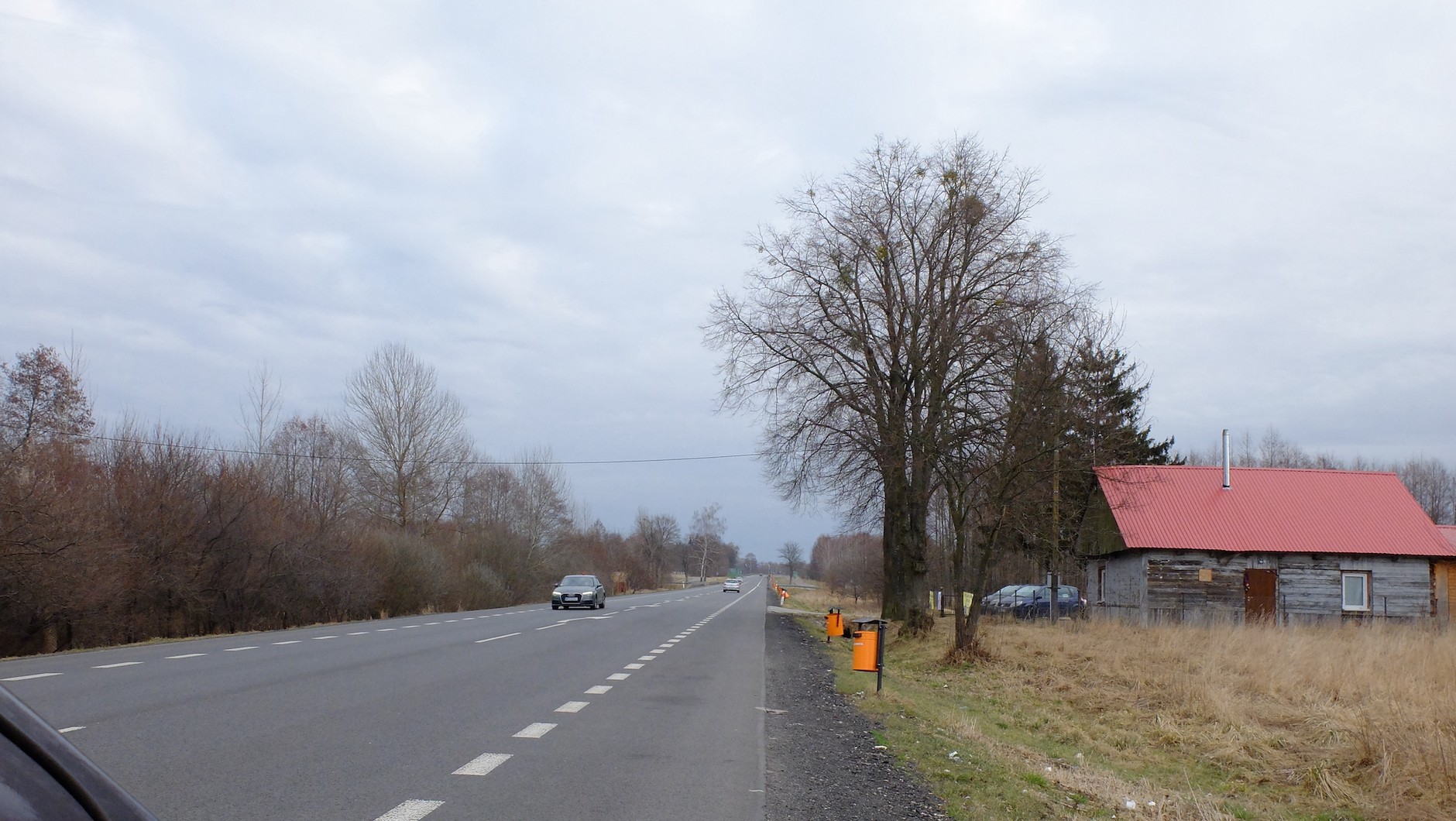 O stojącej tu kiedyś kolejce aut ciężarowych czekających na odprawę na granicy polsko-ukraińskiej świadczą obecnie tylko ustawione przy drodze kosze na śmieci