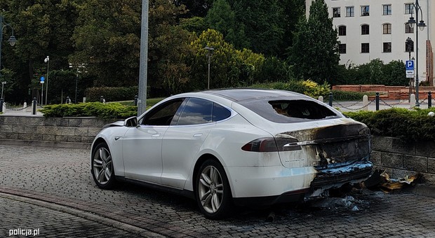 Tesla Model S paliła się w Brzegu. Zebrany materiał nie budził wątpliwości