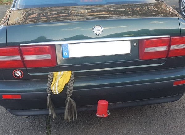 Z bagażnika samochodu wystawało coś niepokojącego. Interweniowała niemiecka policja