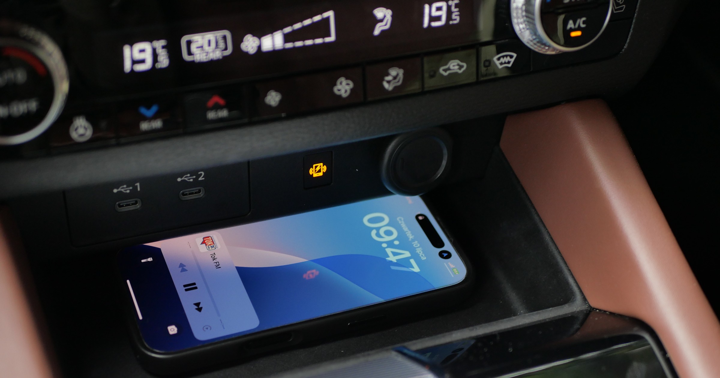Ładowarka indukcyjna w samochodzie – w tym modelu (Mitsubishi Outlander) o dziwo, działa, nawet gdy telefon ma "plecki". Ale i tak się grzeje