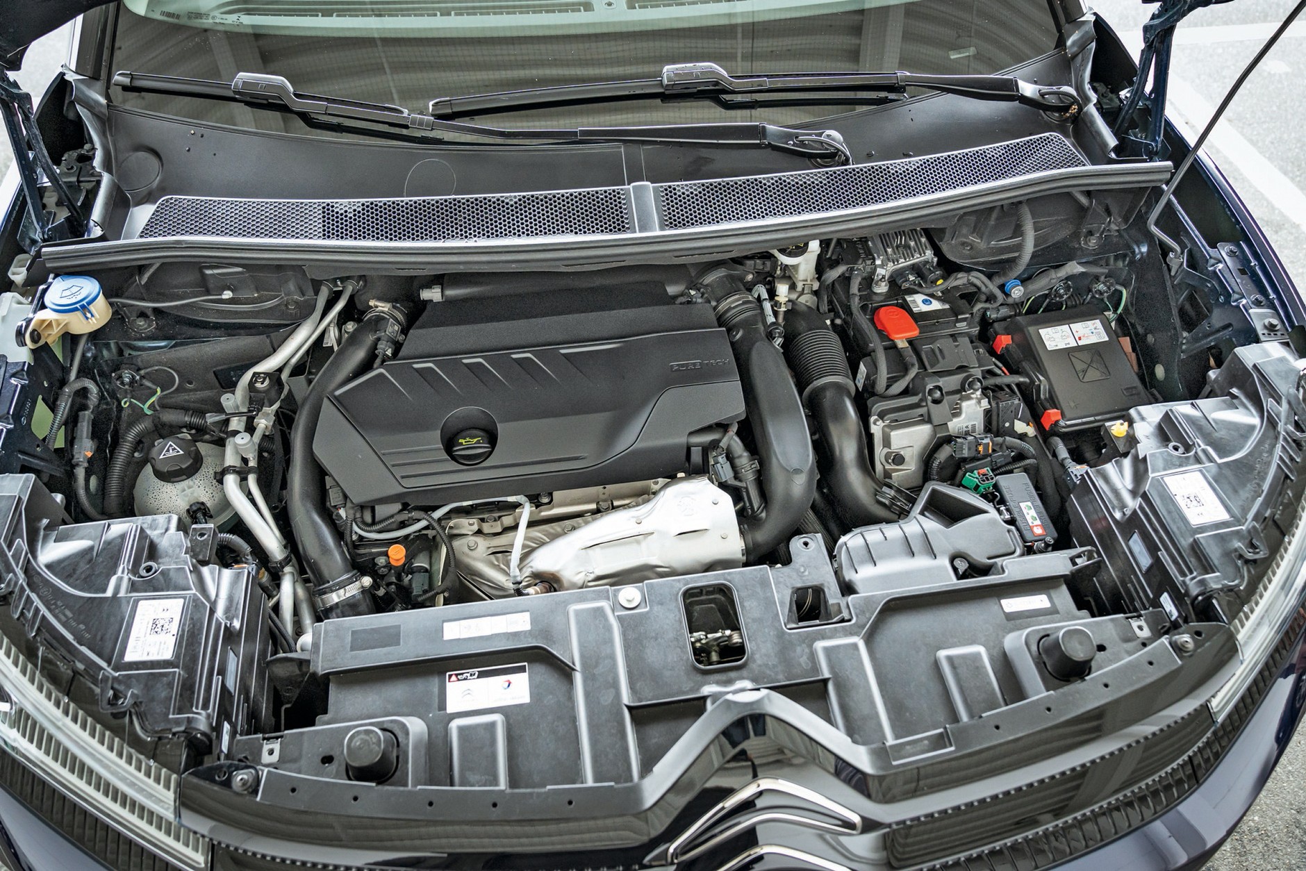 Citroen C5 Aircross (2022, I FL) - część spalinową 224-konnej hybrydy stanowi znany silnik 1.6 turbo. Skrzynia biegów jest tradycyjna, automatyczna i ma 8 przełożeń.