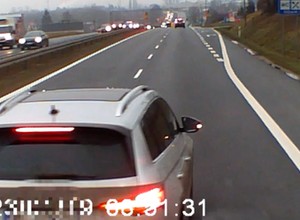 "Szeryf" w Skodzie zrobił to złośliwie. Stracił prawo jazdy i stanie przed sądem [WIDEO]