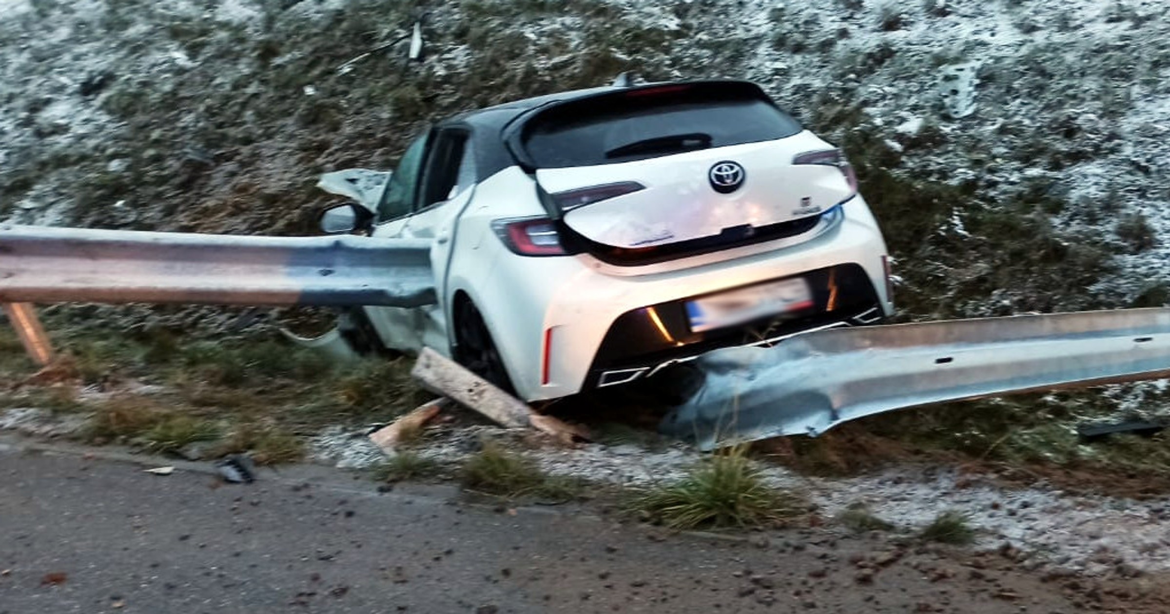 Bariera energochłonna wbiła się do wnętrza Toyoty i zamiast chronić, stworzyła niebezpieczeństwo