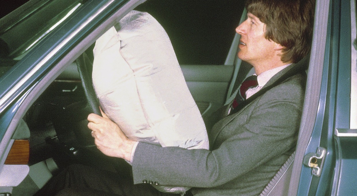 Poduszka powietrzna kierowcy i napinacz pasów bezpieczeństwa – już od 40 lat w Mercedesie
