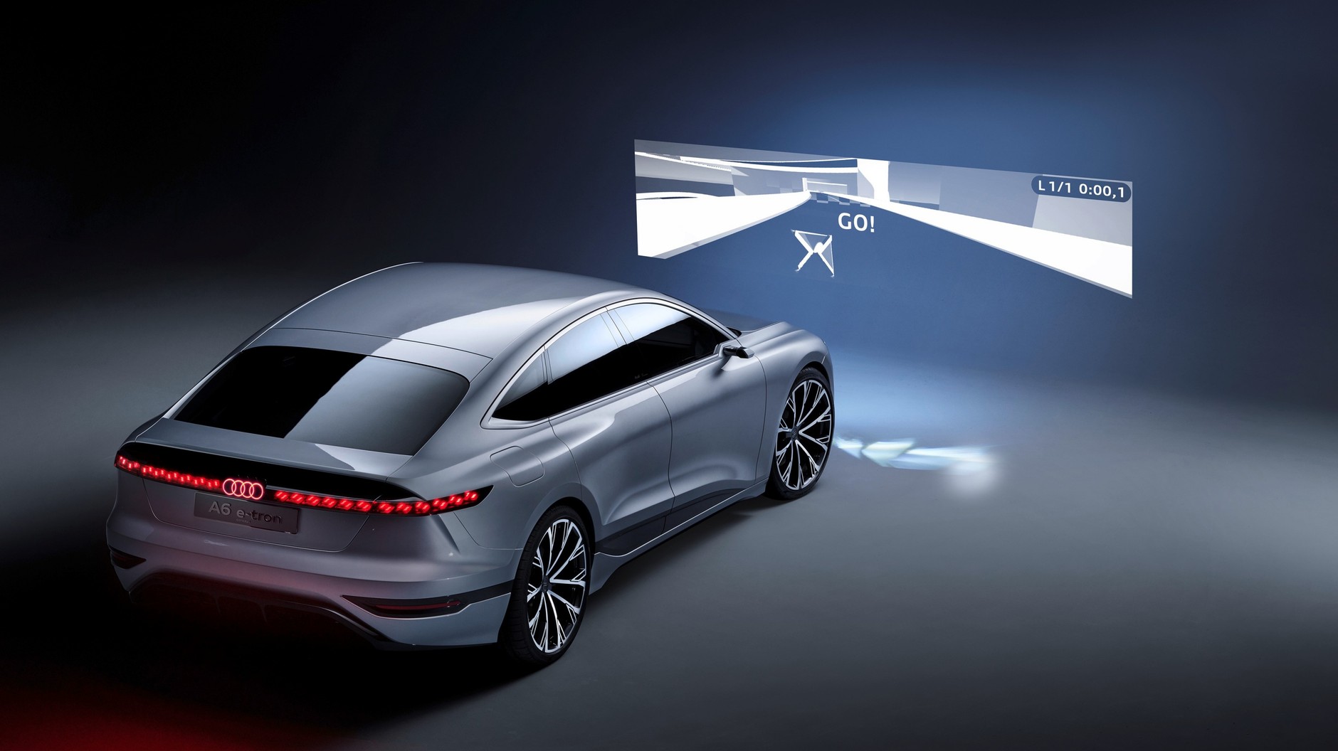 Reflektory Audi A6 Sportbacka e-tron concept podczas postoju mogą na ścianie wyświetlać grę.
