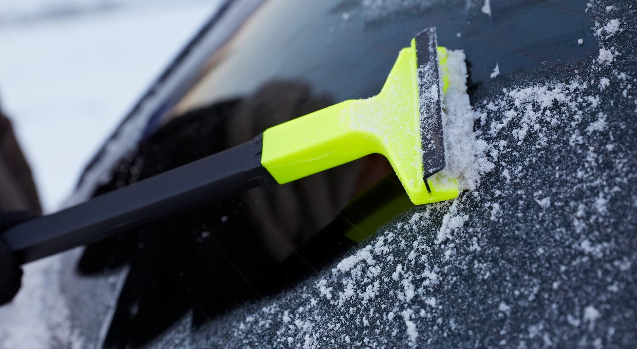 Nigdy tego nie rób. Ta kusząca metoda na odmrożenie szyb to przepis na naprawę