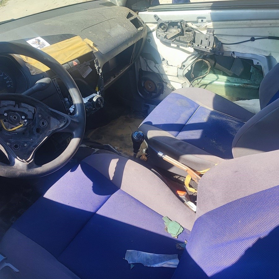 Auto nie miało poduszek powietrznych, boczków drzwi i innego podstawowego wyposażenia 