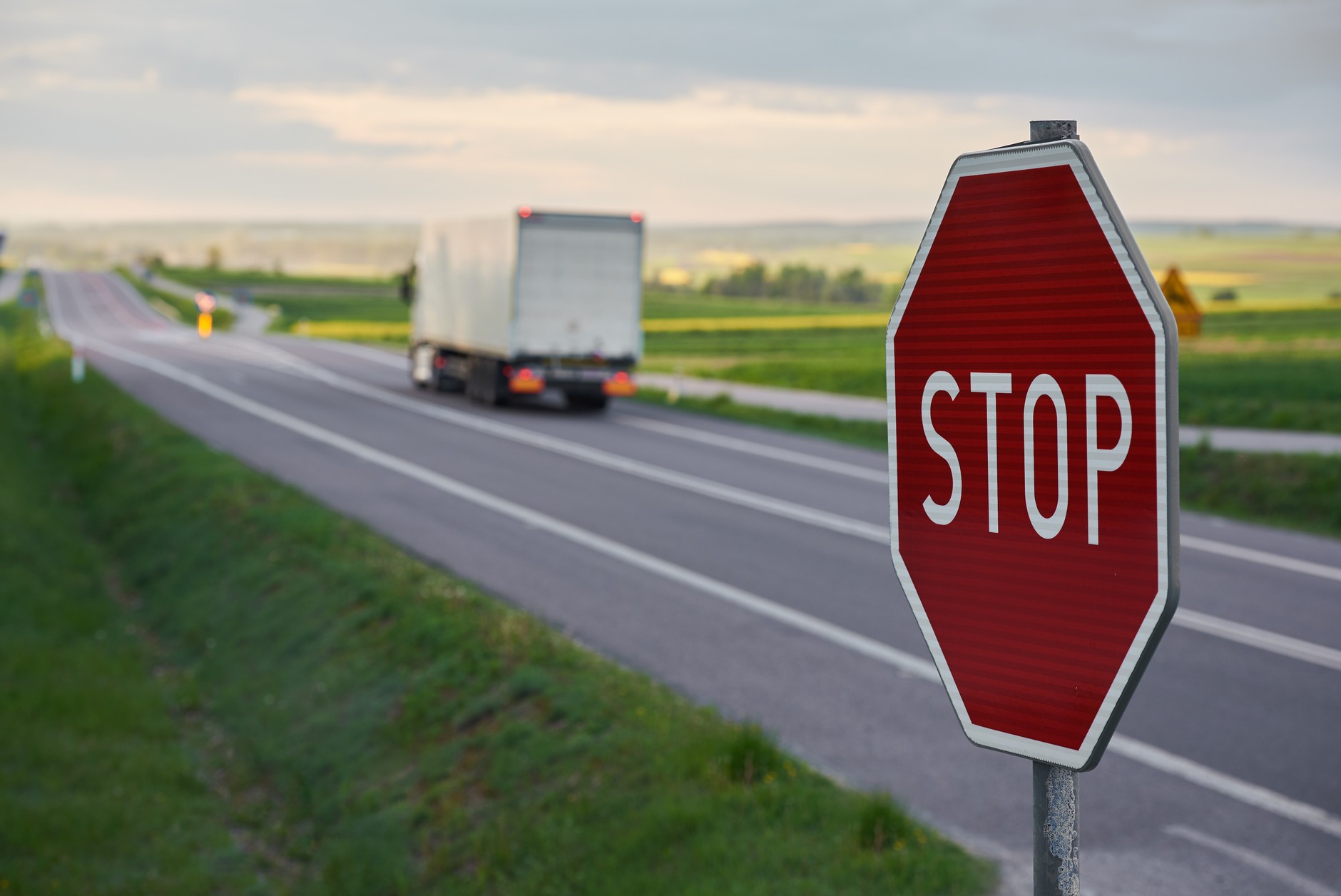 Znak STOP nakazuje bezwzględne zatrzymanie pojazdu