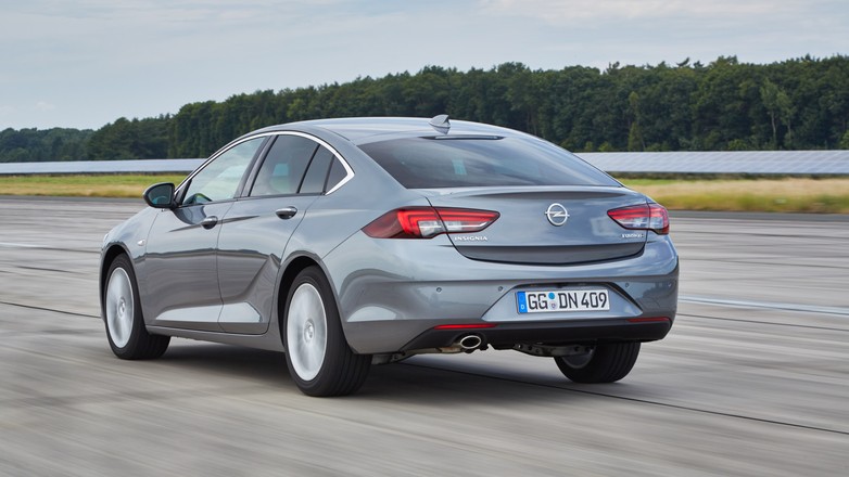 Nowy Opel Insignia kontra Ford Mondeo, Mazda 6 i Skoda Superb - kto wyprzedzi Opla?